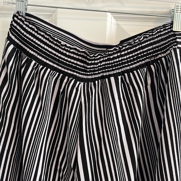 Flowy black and white striped pants - Picture 3 of 4